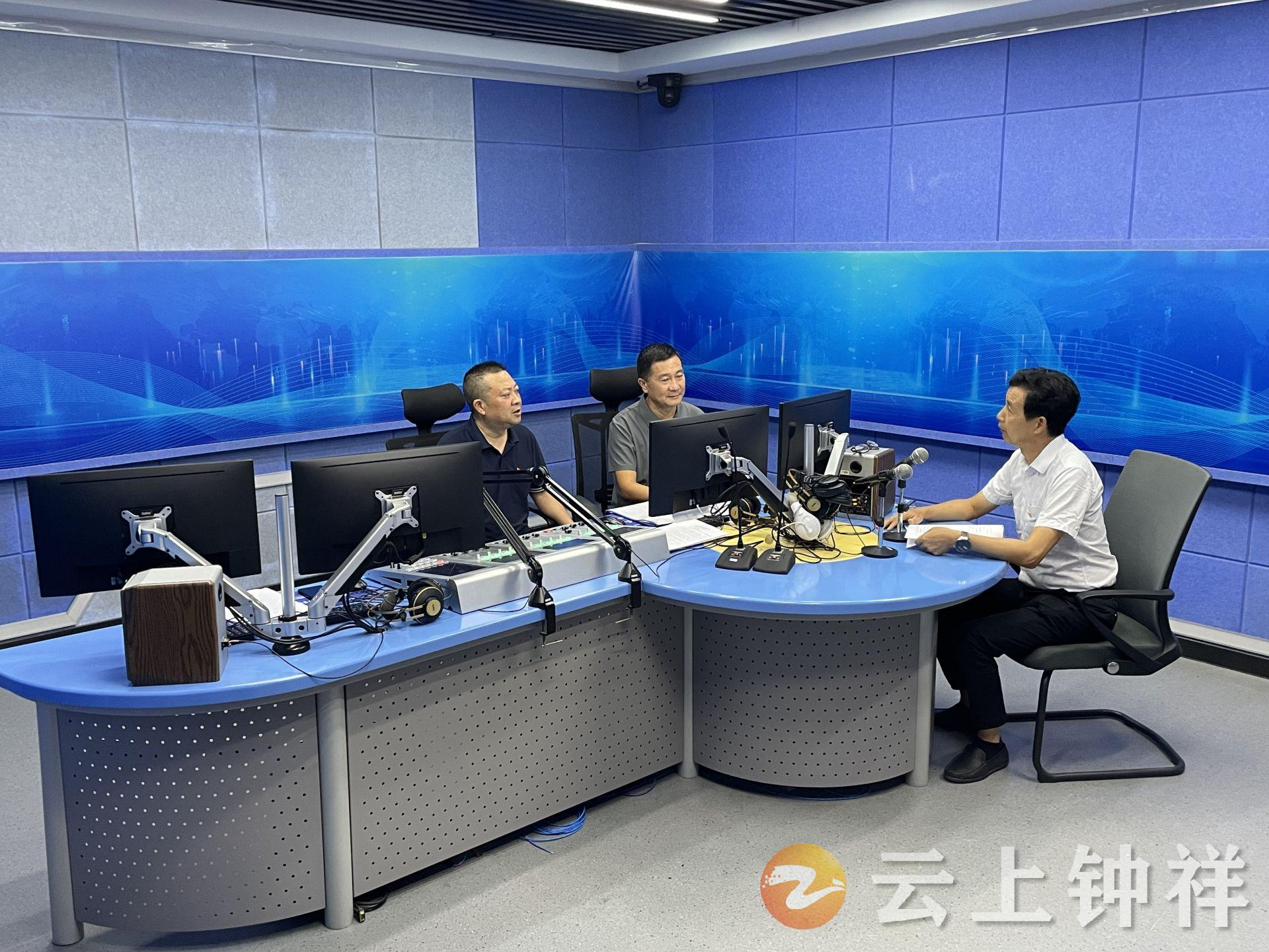 公司领导参加党风政风热线栏目