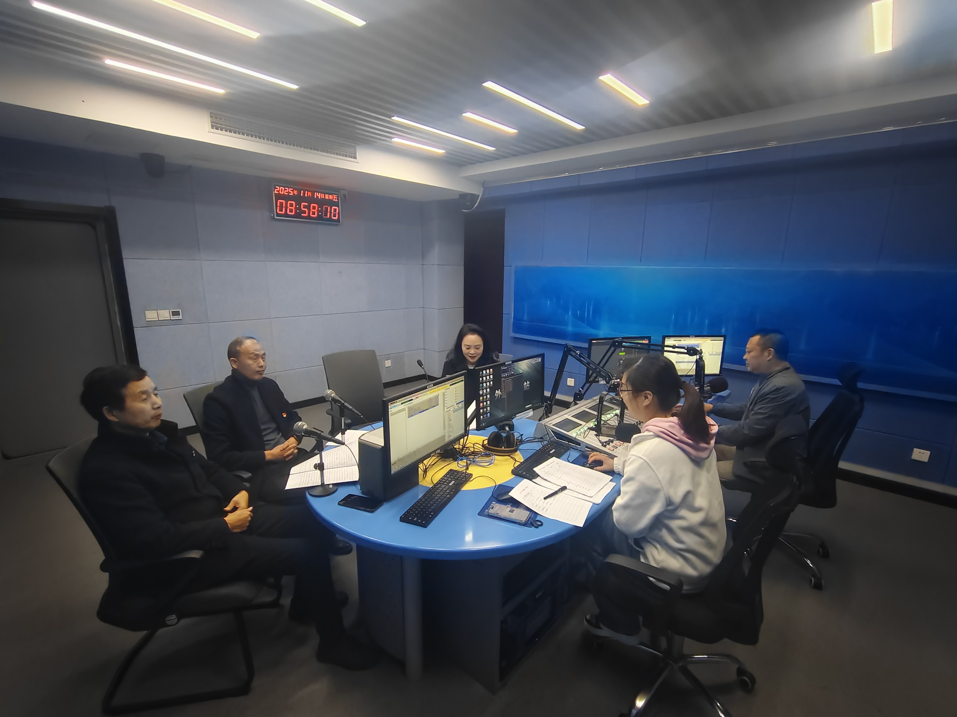 公司领导参加党风政风热线栏目